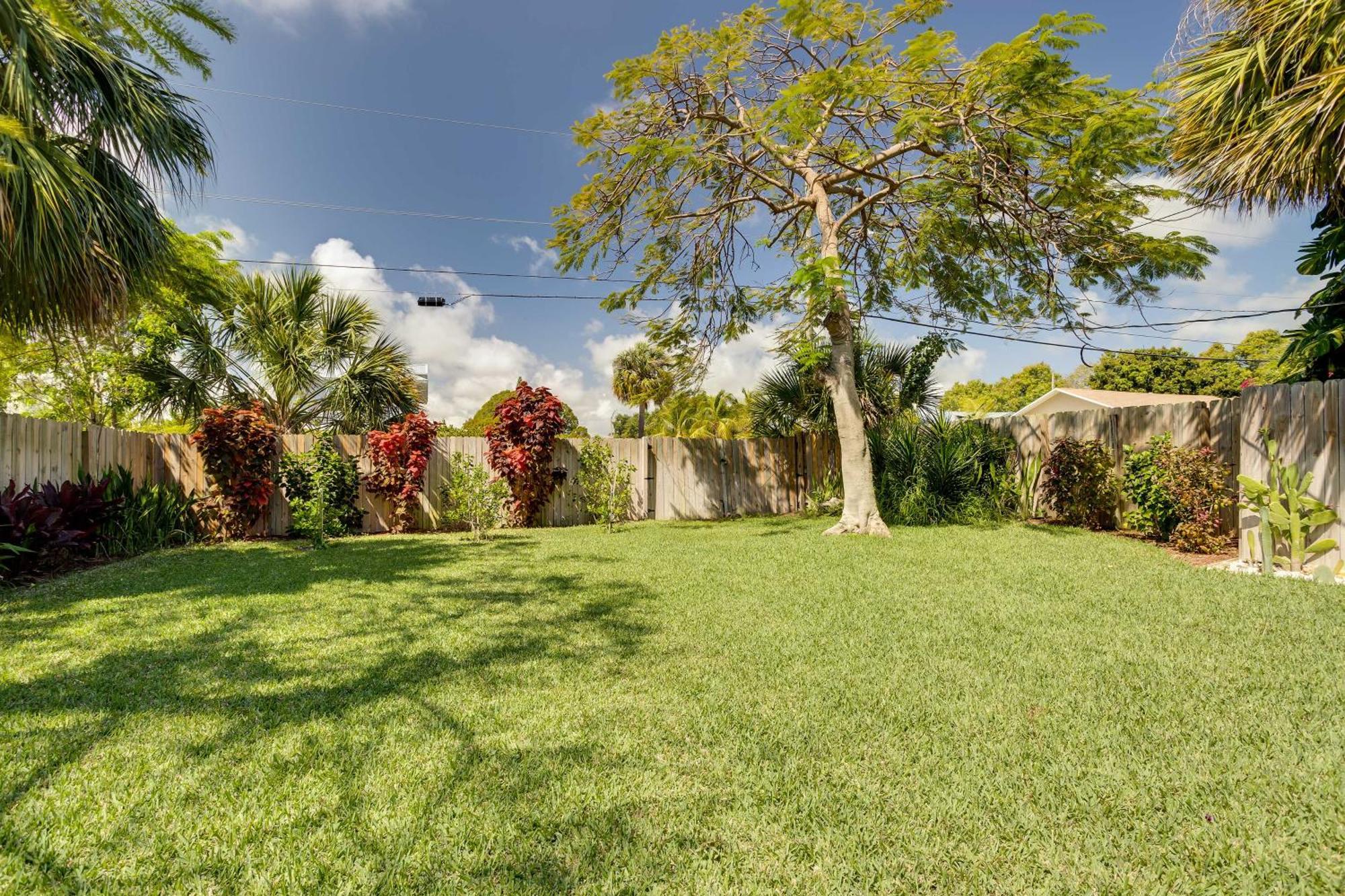 West Palm Beach Home With Fenced-In Yard And Deck! Exterior photo