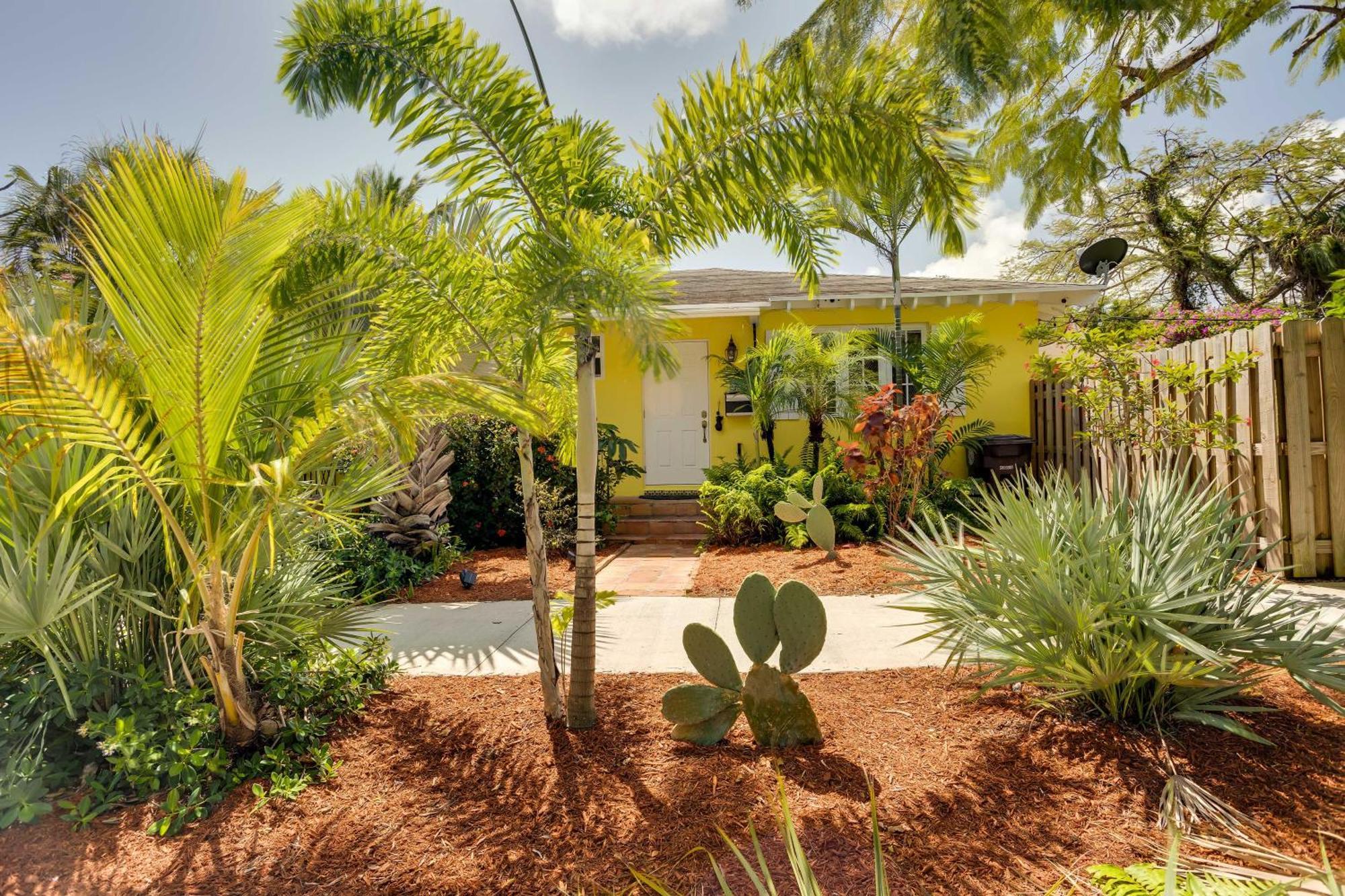 West Palm Beach Home With Fenced-In Yard And Deck! Exterior photo