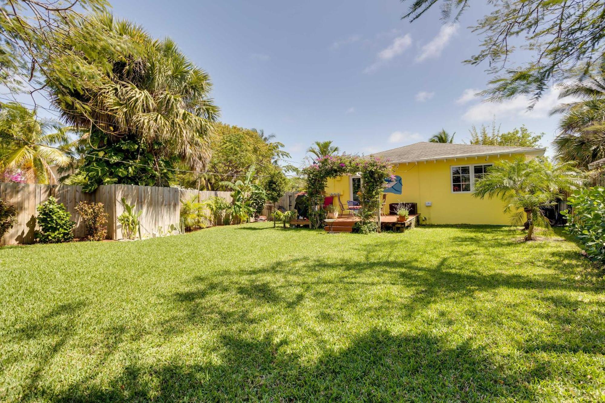 West Palm Beach Home With Fenced-In Yard And Deck! Exterior photo